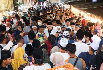 Ribuan warga berdesakan dan berebutan bersalaman dengan Ketua Umum Partai Demokrat, Agus Harimurti Yudhoyono, Jumat (22/4/2022) malam