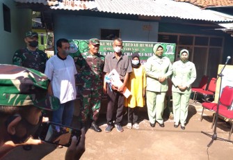 Danrindam III/Slw serahkan kunci program bedah rumah warga Sindanglaya. Sabtu (23/4/2022)