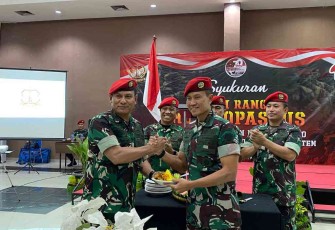 Letkol Inf Nur Wahyudi berikan tumpeng ke wakil ketua IKKPB Kapten Inf Jakson Beay di gedung UPI Center kota Serang. Sabtu (23/4/2022)