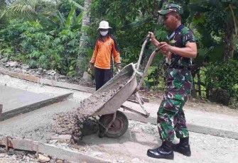 Tuntaskan pengecoran jalan bersama warga. Minggu (24/4/2022)