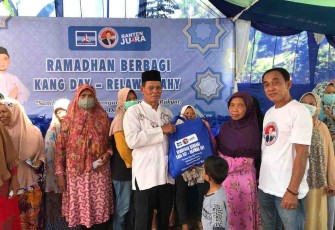 Ketua relawan AHY Rahayu Indonesia berikan bantuan paket sembako warga di kawasan pariwisata Anyer Minggu (24/4/2022)