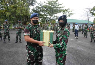 Danlanud Sutan Sjahrir berikan bingkisan lebaran. Senin (25/4/2022)