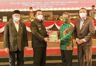 Gubernur H Ansar Ahmad dan Ketua DPRD Kepri, Jumaga Nadeak, saat penyerahan secara simbolis usai rapat paripurna, Senin (25/4/2022)