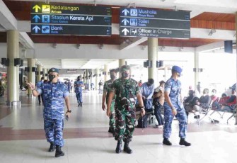 Danlanud Sutan Sjahrir (tengah) tinjau kesiapan pos pengamanan lebaran bandara. Senin (25/4/2022)