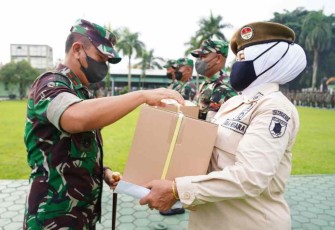 Danrem 091/ASN Brigjen TNI Dendi Suryadi serahkan THR dan bingkisan lebaran. Senin (25/4/2022)