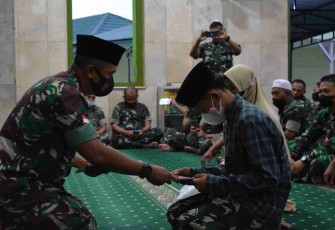 Kasrem 121/Abw berikan santunan anak yatim. Senin (25/4/2022)