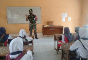 Antusias siswa menerima Wawasan Kebangsaan dari Serma Basori. Selasa (26/4/2022)