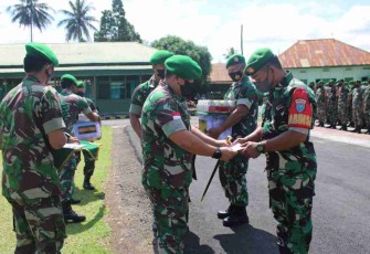 Dandim 1204/Sanggau serahkan bingkisan Kasad dan THR satuan. Selasa (26/4/2022)