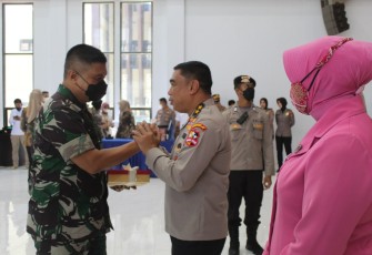 Jabat erat Irjen Pol Dr. Eko Budi Sampurno saat berpamitan dengan Danrem 142/Tatag. Selasa (26/4/2022) 