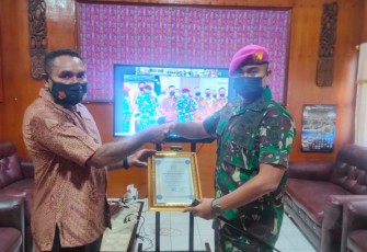 Danyonmarhanlan X Jayapura serahkan piagam perhargaan prajuritnya purna tugas. Selasa (26/4/2022)