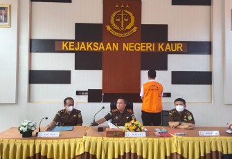 Kejari Kaur, saat konferensi pers, Rabu (27/4/2022)