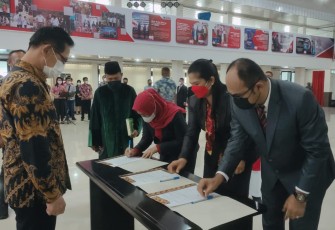 Wakil Wali Kota Bitung, saat melantik puluhan pejabat Pemkot Bitung, Kamis (28/4/2022)