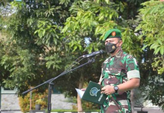 Dandim Ponorogo memberikan arahan anggotanya yang melaksanakan cuti lebaran. Kamis (28/4/2022)