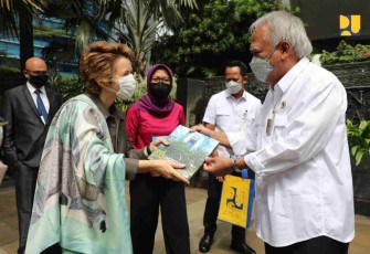 Menteri Basuki memberikan cenderamata ke Chief Executive Officer SWA Catarina De Albuquerque di Jakarta. Kamis (28/4/2022) 