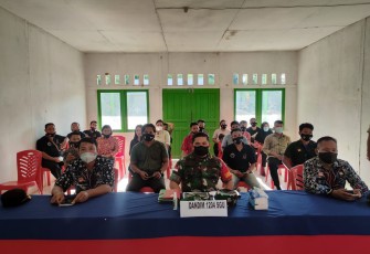 Dandim vidcon bersama Danrem 121/Abw di lokasi TMMD. Jum'at (29/4/2022) 