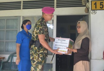 Danyonmarhanlan IX berikan bingkisan ke Warakawuri. Jum'at (29/4/2022)