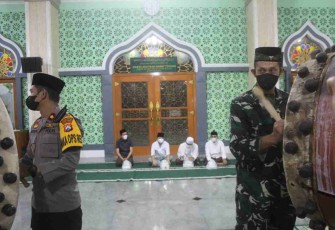 Gema takbir berkumandang, Dandim Trenggalek pukul beduk di masjid Agung Baiturrahman. Minggu (02/05/2022)