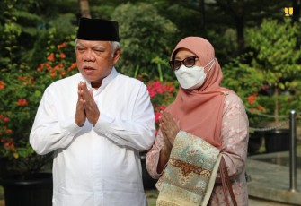 Menteri Basuki bersama istri usai shalat Ied di masjid Assalam Jakarta. Senin (02/05/2022)
