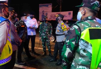 Pastikan keamanan malam takbir, Dandim Pacitan (tengah) pantau pos pam lebaran. Minggu (01/05/2022)