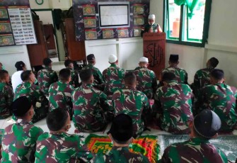 Satgas Yonif 144/JY laksanakan salat id di perbatasan. Senin (02/05/2022?