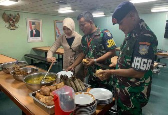 Suasana lebaran prajurit KRI Banjarmasin-592 di atas kapal. Senin (02/05/2022)
