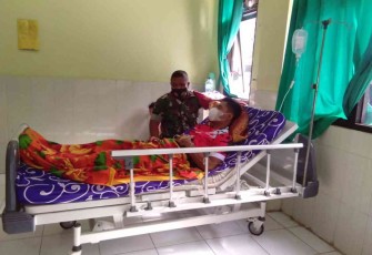 Sertu Karyono jenguk warga binaannya di RSUD Soedomo. Rabu (04/05/2022)