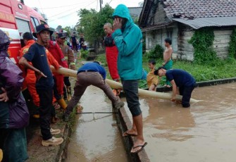 Penyedotan genangan air di salah satu rumah warga. Rabu (04/05/2022)