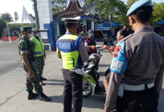 Kegiatan posyan terminal dalam menghimbau penumpang di terminal Kembang Joyo