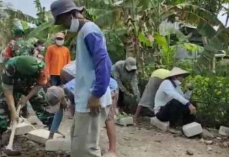 Gotong royong bersama warga dsn Jarak. Sabtu (07/05/2022)