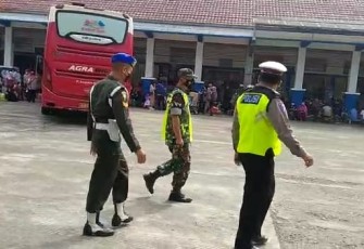 Patroli keamanan arus balik mudik di terminal Pacitan. Sabtu (07/05/2022)