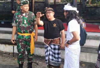 Danrem 163/WS saat kegiatan mararesik di partitaan pura. Minggu (08/05/2022) 
