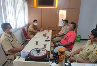 Pertemuan Dinporapar dan  pengelola parkir stadion disaksikan Kades Winong 