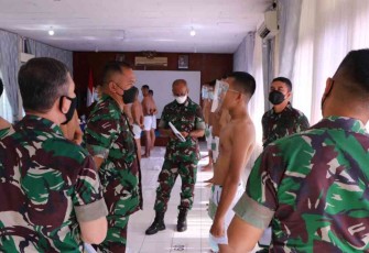 Danlanud Sutan Sjahrir (tengah menghadap Casis) saat cek langsung casis Caba PK TNI AU di lanud SUT. Senin (09/05/2022)