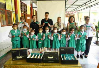 Foto bersama Fourmi Foundation di Yayasan Kartika Jaya Denpasar. Senin (09/05/2022)