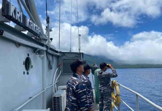 Komandan KRI Kakap-811 saat memantau situasi laut. Selasa (10/05/2022)