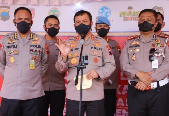 Kapolda Jateng saat memberikan keterangan pers di pospam gate Kalikangkung. Selasa (10/05/2022)