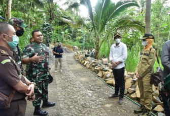 Wakil Bupati Trenggalek, Syah Muhamad Natanegara, saat meninjau lokasi TMMD ke-113, di Desa Bogoran, Kecamatan Kampak, Kabupaten Trenggalek, Rabu (11/5/2022)