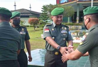 Kasrem 121/Abw bersalam-salaman dengan seluruh prajurit usai apel cuti lebaran. Rabu (11/05/2022)