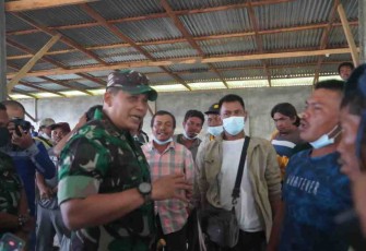 Penyampaian humanis Danrem 023/KS saat memberikan sosialisasi ke warga korban erupsi Sinabung. Selasa (10/05/2022)