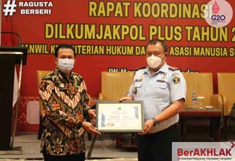 Kanwil Kemenkumham Sumut (kiri) berikan piagam penghargaan. Kamis (12/05/2022)
