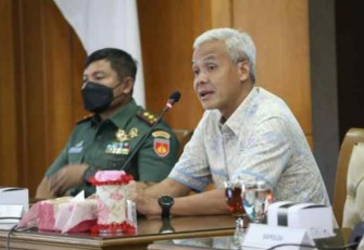 Ganjar Pranowo saat menerima Pangdam IV Diponegoro dan Kapolda Jateng di kantor gubernur Jateng. Kamis (12/05/2022)