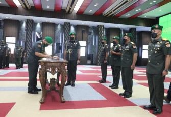 Kasad pimpin sertijab Aslat dan Dansecapaad di Mabesad Jakarta. Kamis (12/05/2022)