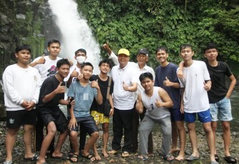 Foto bersama Gubernur Bengkulu, Rohidin saat berwisata di Air Terjun Trombon, Desa Daspetah, Kecamatan Ujan Mas, Kabupaten Kepahiang, Minggu (15/05/2022).
