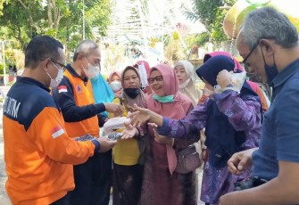 Pembagian masker oleh BPBD Jatim, Senin (16/5/2022)