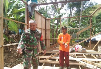 Sertu Sanu bersama warga bergotong royong dirikan rumah warga