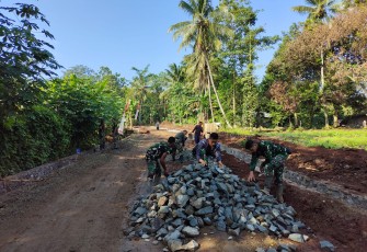 Anggota satgas TMMD ke-113 Kodim 0619/Purwakarta