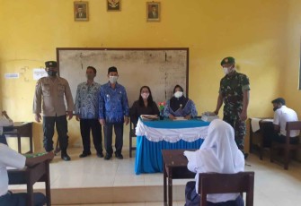 Serda Yulianto saat memantau ujian nasional di sekolah. Rabu (18/05/2022)