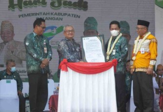Bupati saat penyerahan bantuan di hari jadi Kabupaten Balangan ke-19. Kamis (19/05/2022)