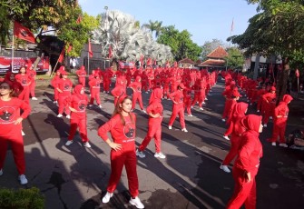 Ratusan kader dan simpatisan PDI Perjuangan mengikuti senam Sicita, di halaman gedung DPRD Kabupaten Karanganyar, Jumat (20/5/2022) pagi.