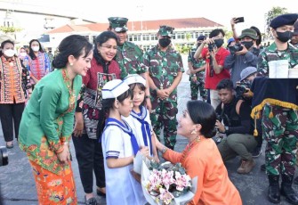 Karangan bunga sambut kedatangan ibu Hetty Andika Perkasa 
